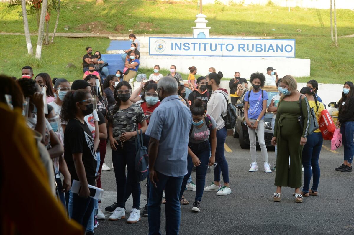 Regresan a las escuelas. Más de 30 mil estudiantes acuden para las clases de recuperación académica