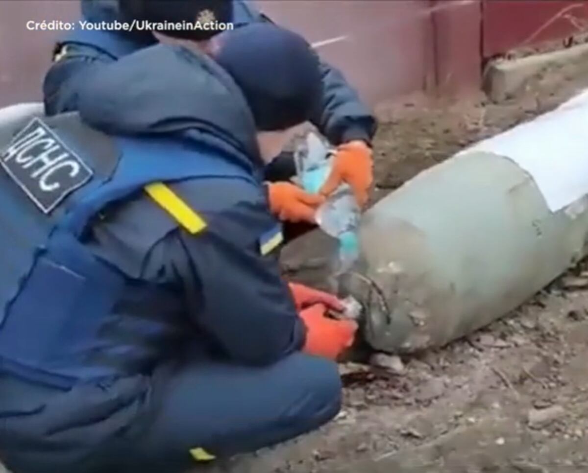 Qué valentía. Dos ucranianos logran desactivar una bomba rusa | Video