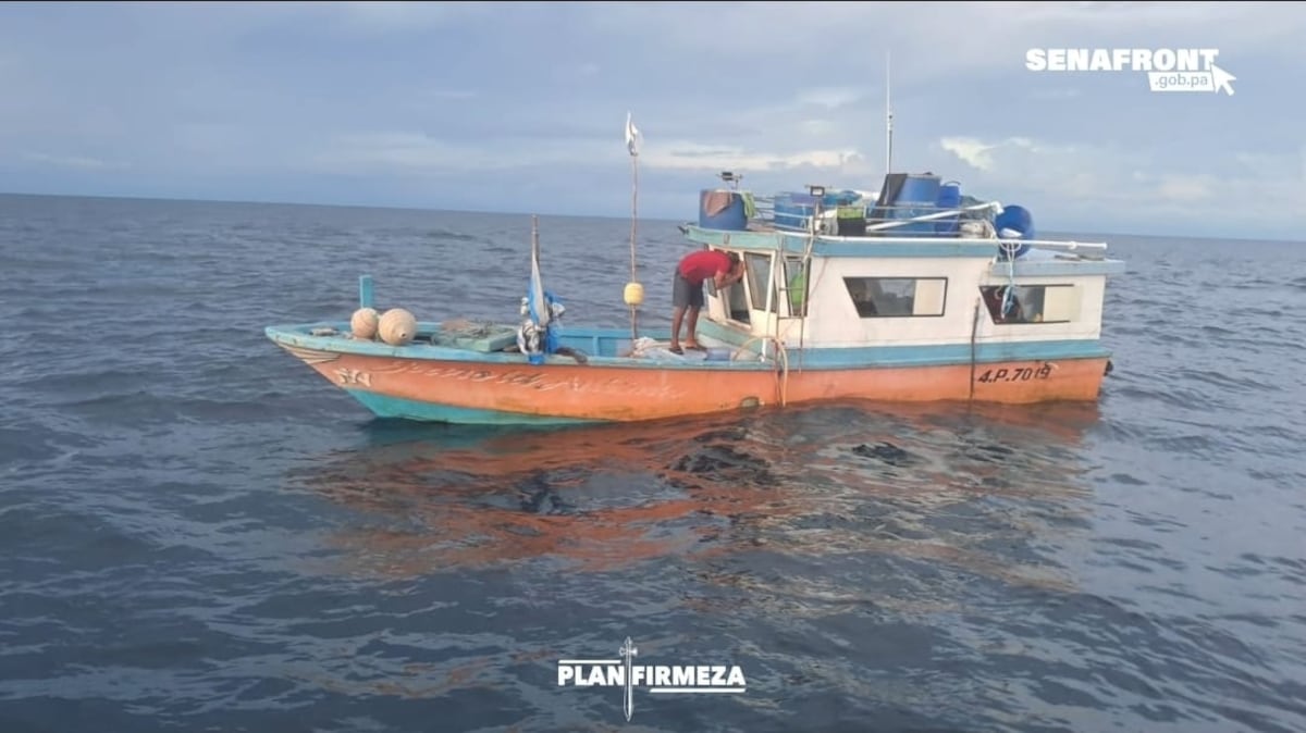Video | Una embarcación quedó a la deriva con tres personas a bordo: esto fue lo que pasó