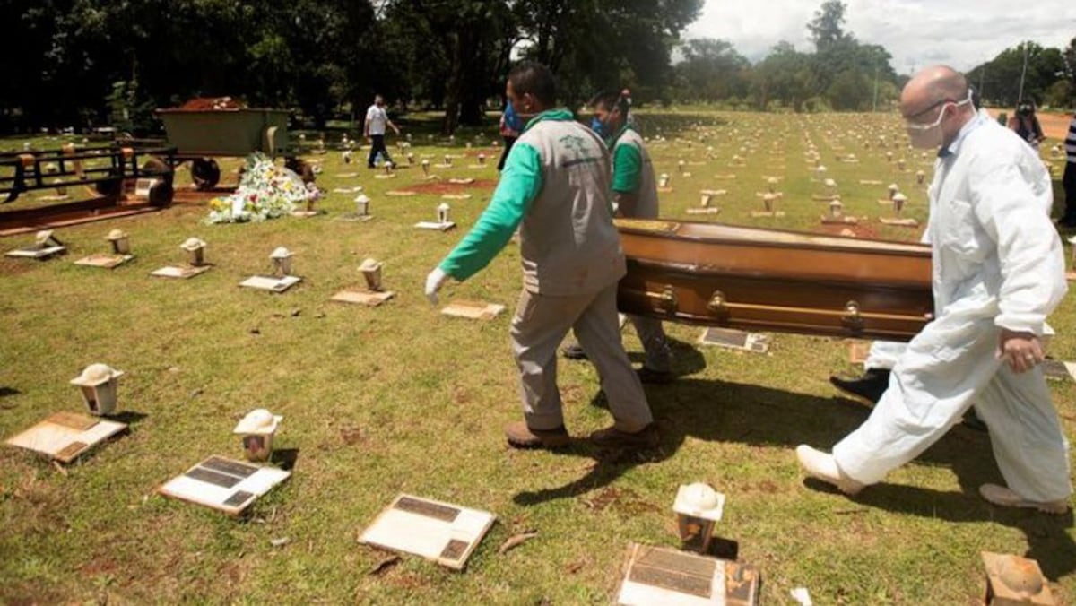 Exhuman cuerpos de viejas tumbas para poder enterrar a todos los muertos. Video 