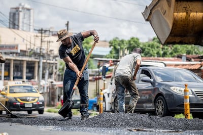 Vecinos de Monte Oscuro ya circulan por calle reparada con 20 toneladas de asfalto