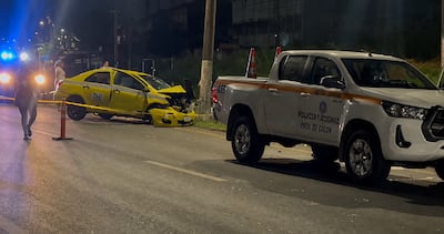 ¡QUÉ DOLOR! Taxista muere tras estrellarse contra un poste en la vía Panamá-Colón