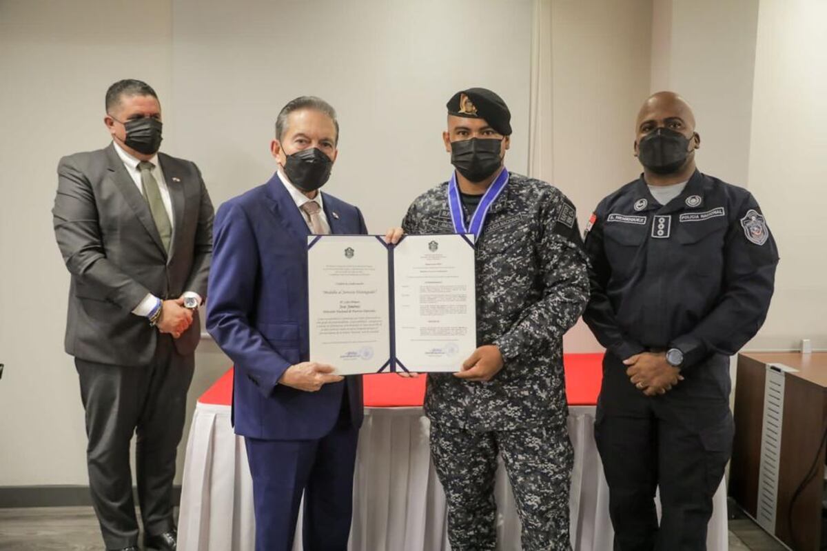 ¡Cabo José Jiménez, de la Policía, recibe la medalla top del combate urbano!