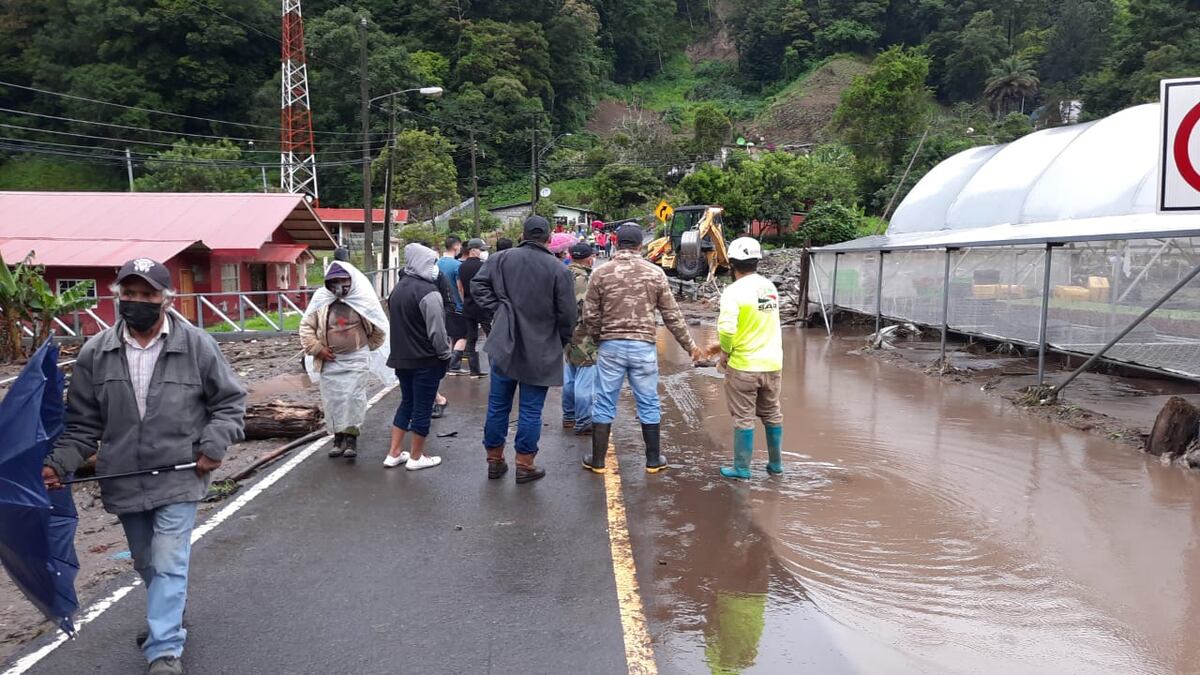 Temen que ocurra otra tragedia. Evacuan a familias en Tierras Altas por fuertes lluvias 