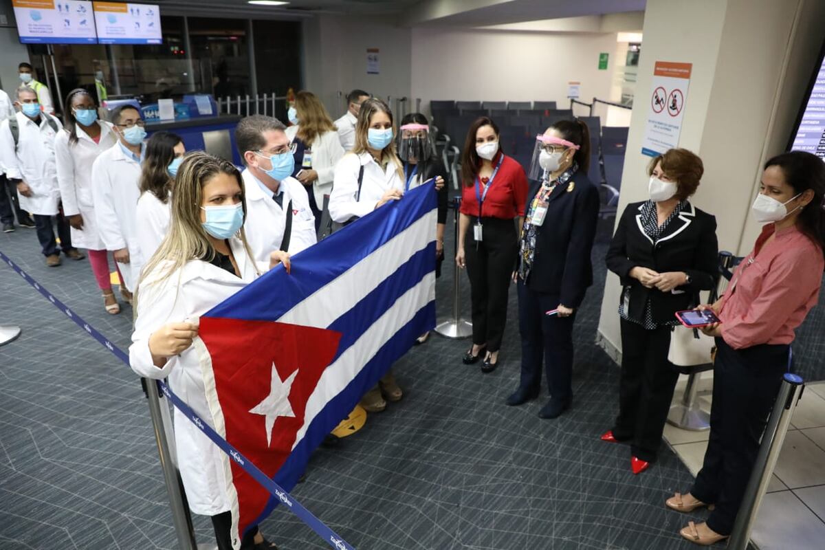 Por dos meses más. Minsa extiende la permanencia de 122 médicos cubanos para atender casos de la covid-19 en Panamá