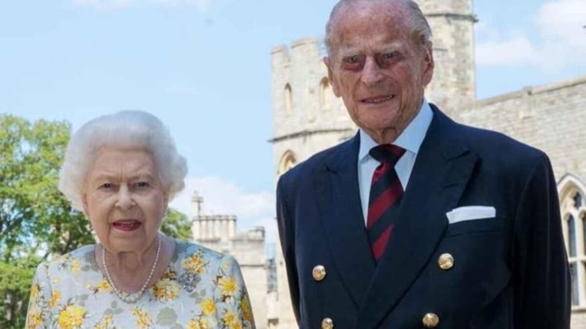 El Príncipe Philip posa junto con la Reina en su 99 cumpleaños