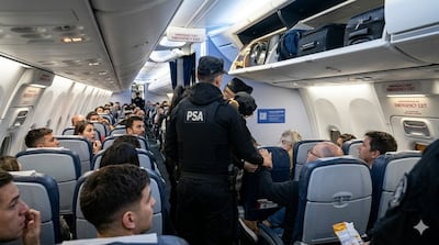 Vuelo caliente: pareja cumple fantasía y mantuvo relaciones sexuales en un vuelo Panamá–Argentina, pero luego del gusto vino el disgusto