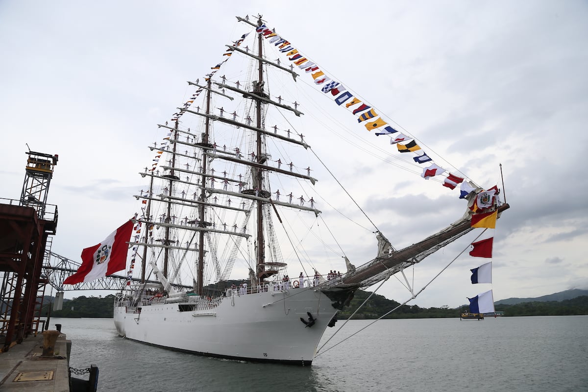 Con grandes honores reciben a buque escuela de la Marina de Guerra del Perú en Panamá