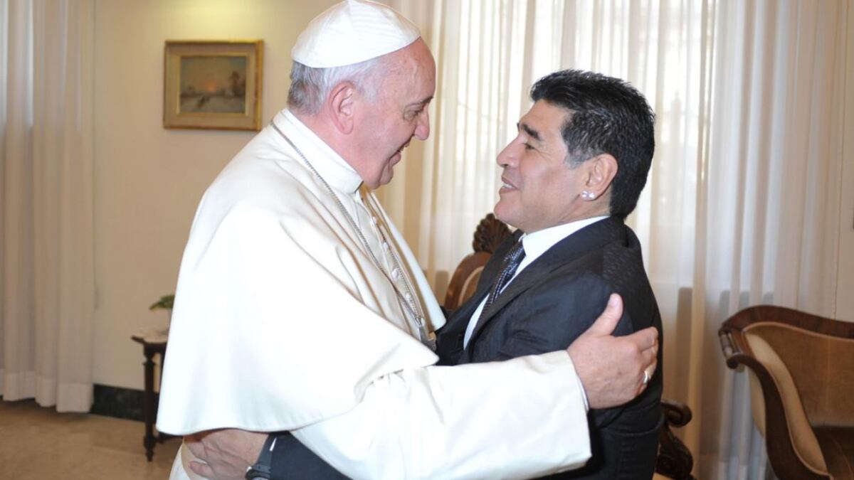 El papa Francisco recuerda ‘con afecto’ y oración a Maradona