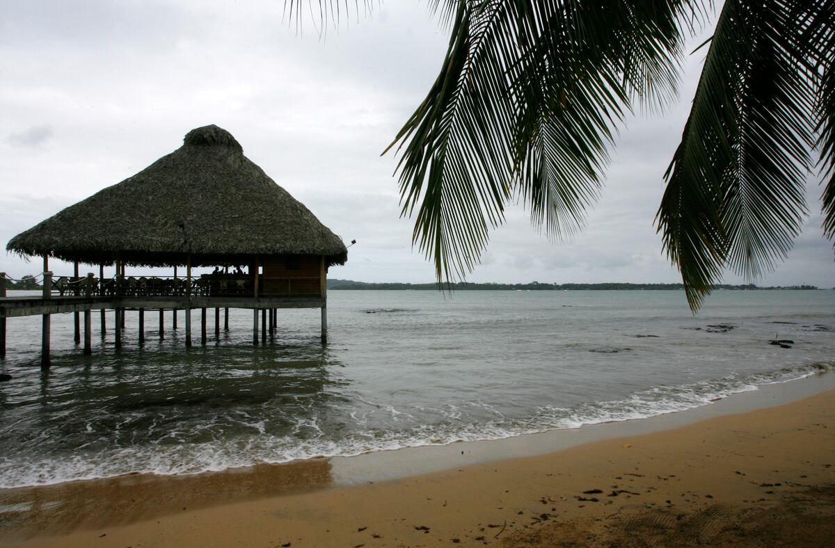 Fueron a un festival de música y ahora están en cuarentena en una playa de Panamá