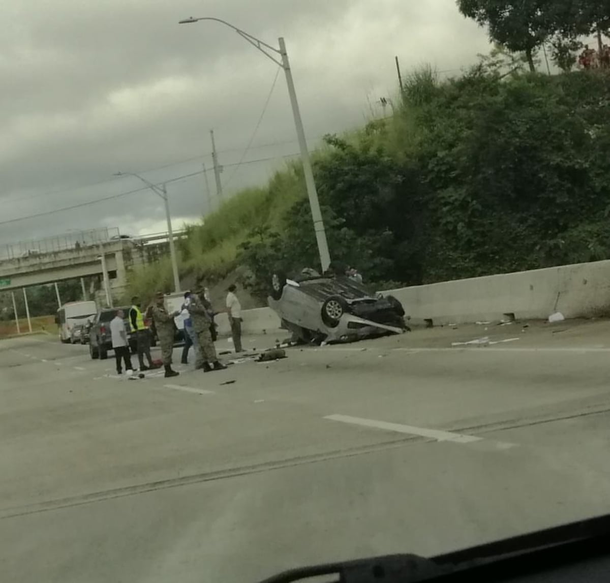 Manejaba en zigzag y quedó volcado en el Corredor Norte. Se le bajó el azúcar. Video lo captó