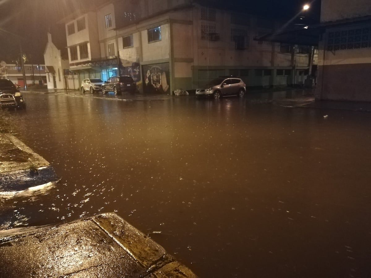 Fuertes lluvias inundan calles en la ciudad de Colón | Video