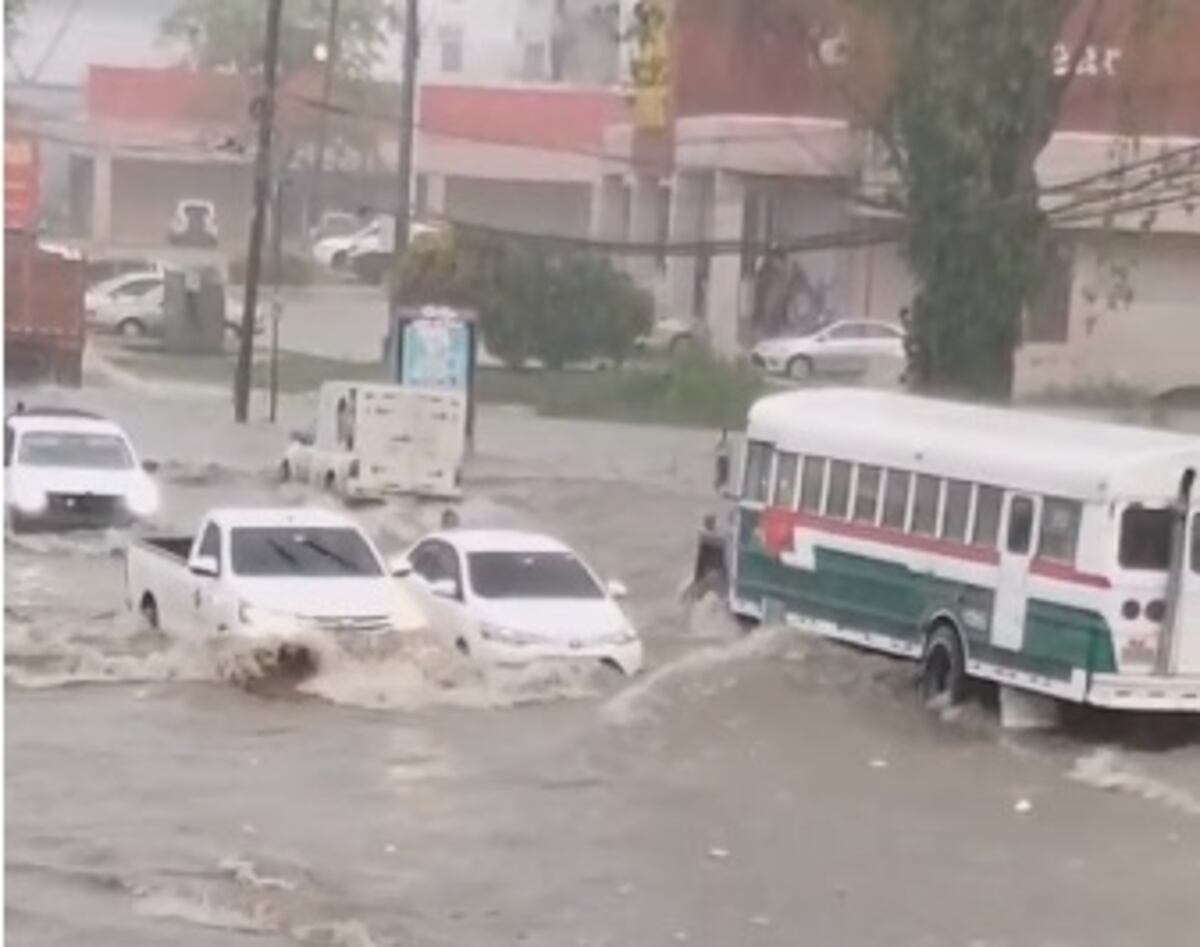 Curiosa. Auto queda varado en la lluvia y a conductor por poco lo hacen ‘sandwich’ en plena Vía España. Video