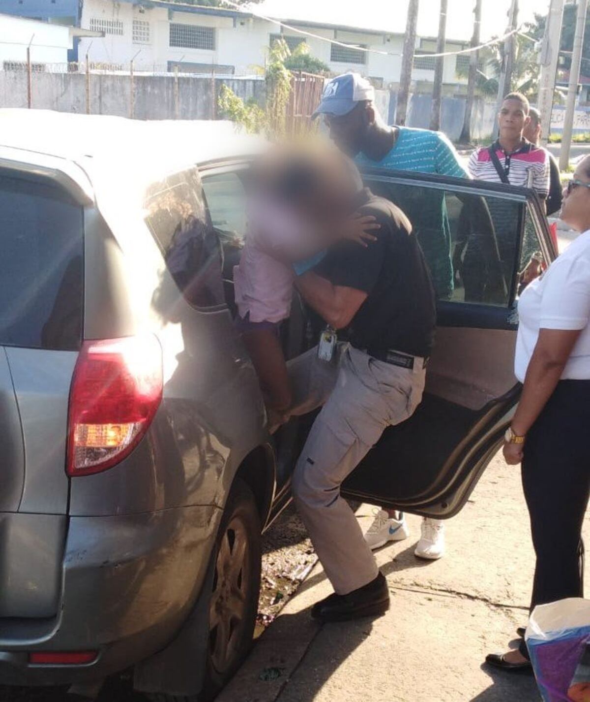 Otra niña de 4 años queda atrapada dentro de un auto estacionado. Corren a su auxilio