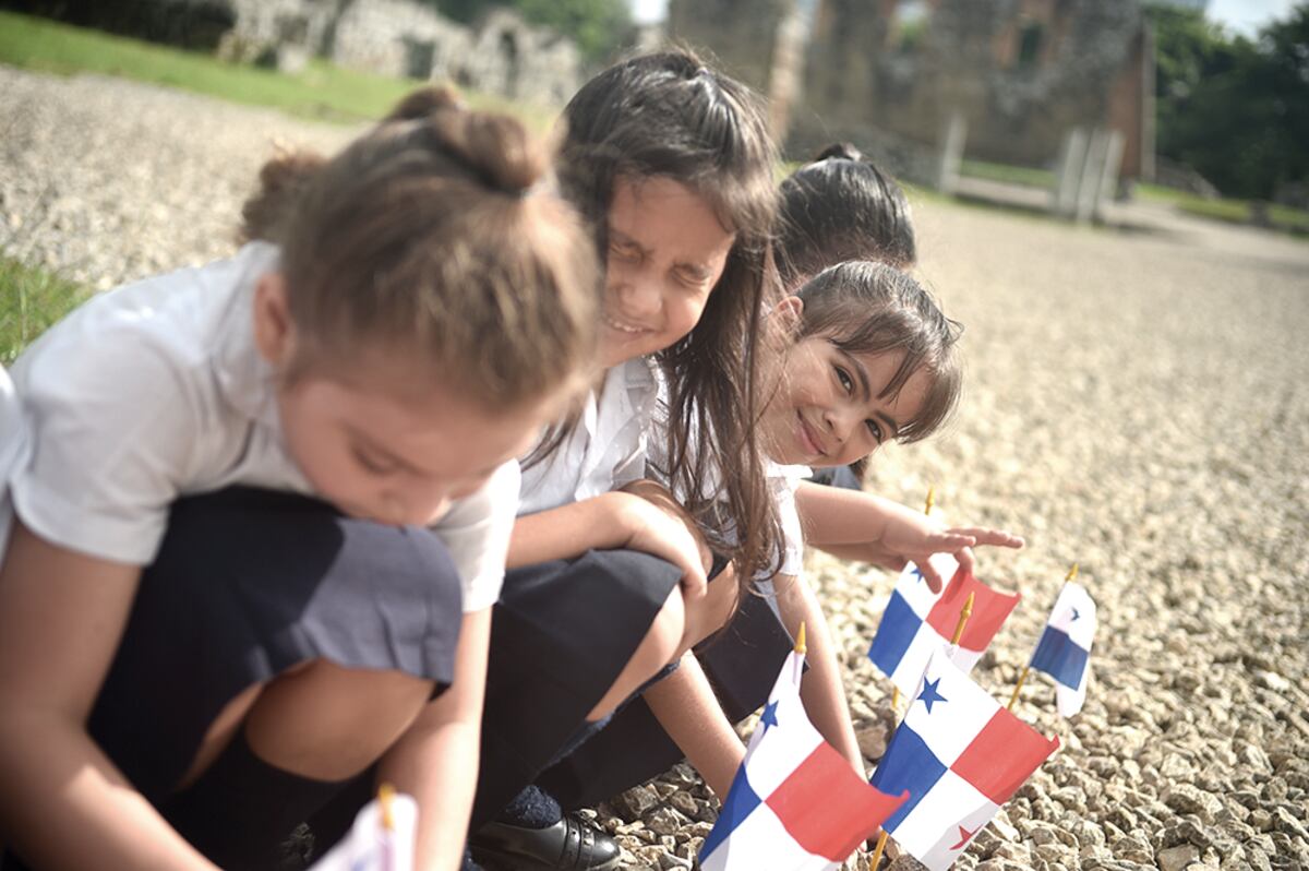 Siembran patriotismo. Así lucieron las banderitas frente a las ruinas de Panamá Viejo