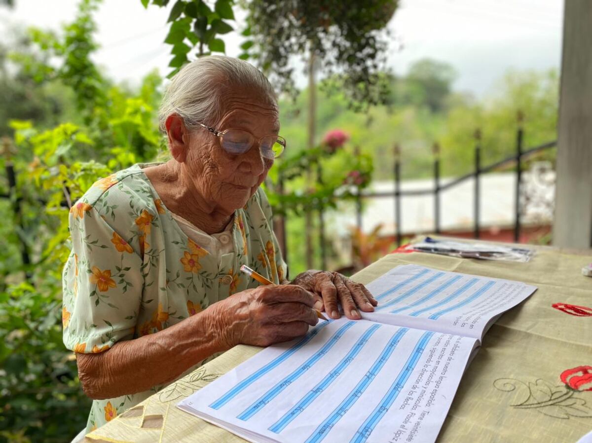 Todo un ejemplo. Abuelita de 88 años en Bayano está aprendiendo a leer y escribir