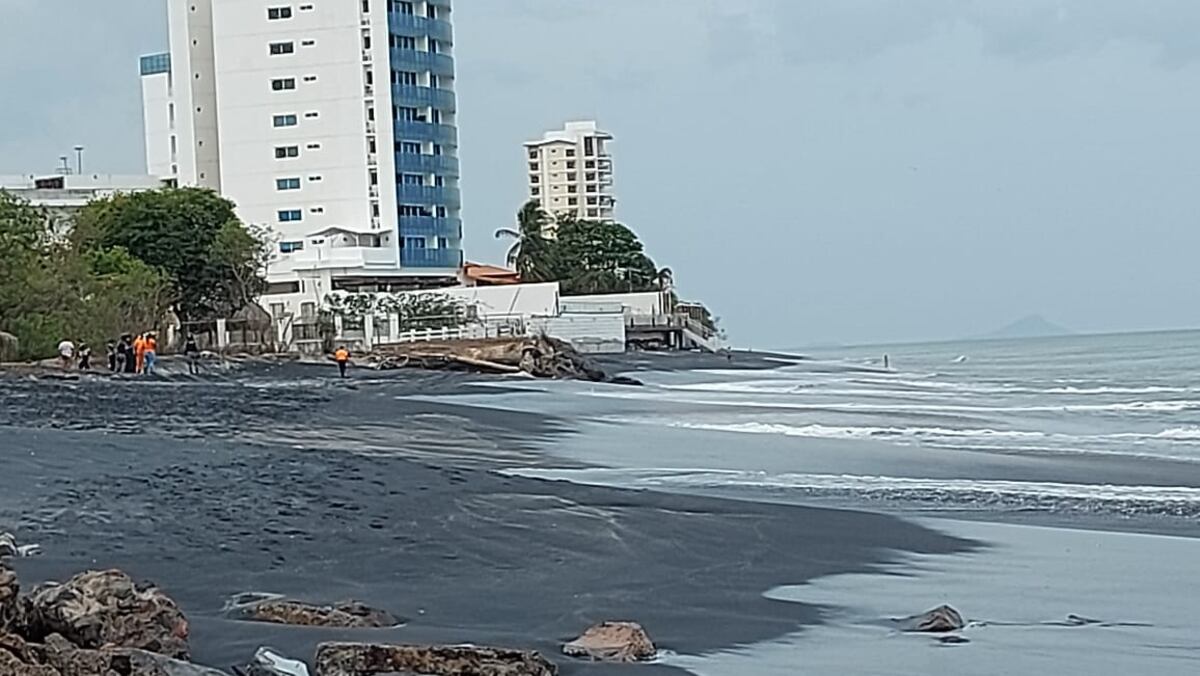 Hombre socorre a un niño, pero el mar se lo traga a él en Gorgona