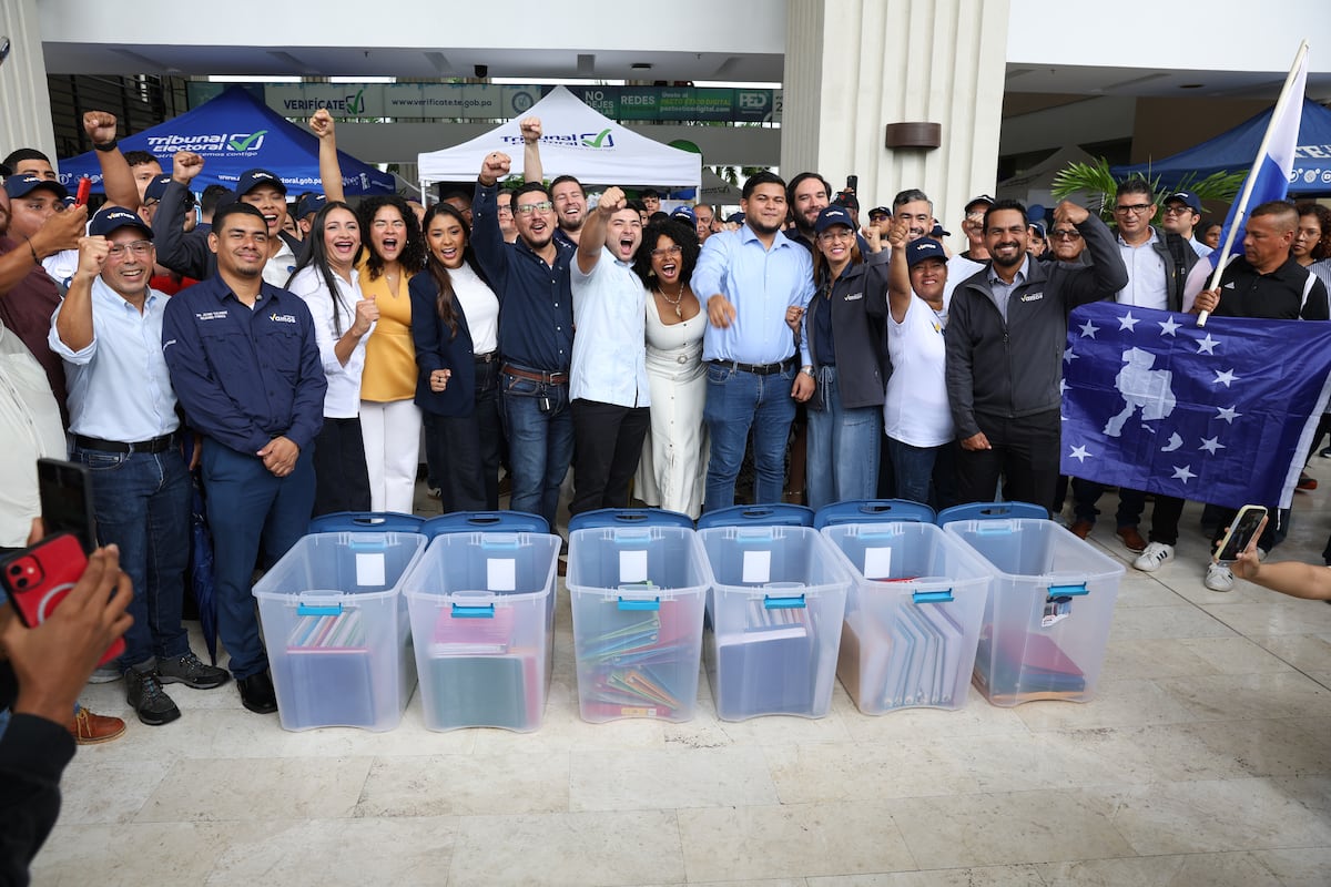‘Este país tiene que ser diferente’: Vamos entrega 70 mil firmas al Tribunal Electoral y avanza para convertirse en partido político