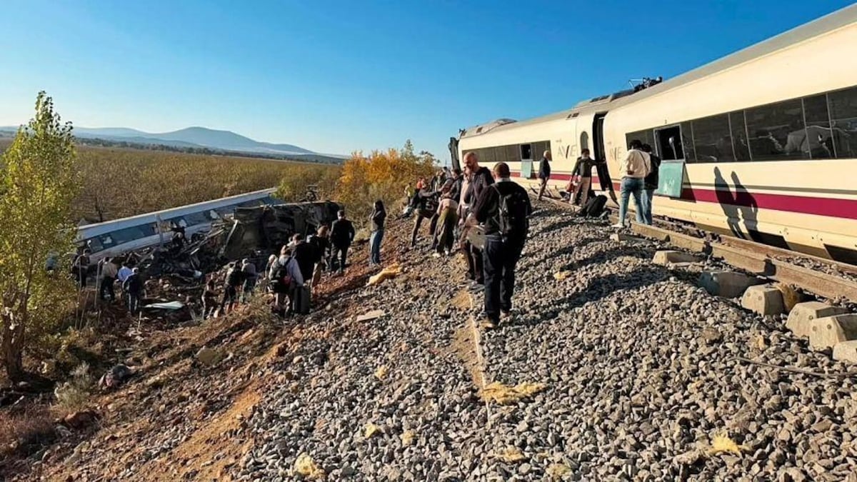 ¡Tragedia en España! Aumentan a 68 los muertos por choque de trenes y buscan más víctimas + videos