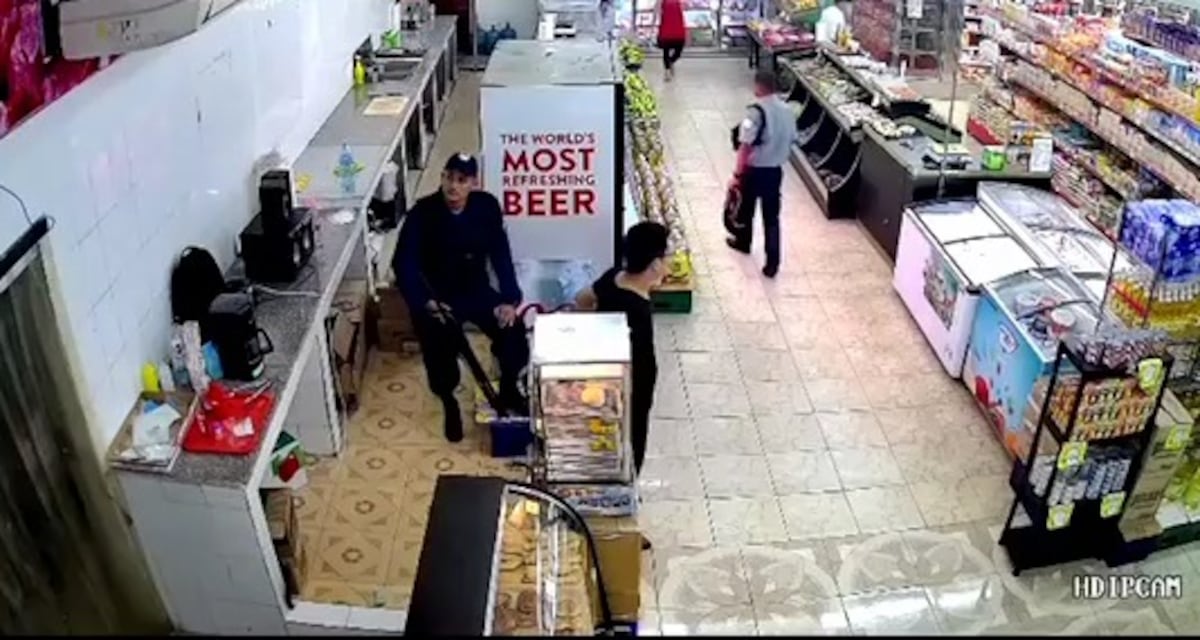 Circula video. Roban en supermercado y le disparan a un seguridad.  Se hacían pasar por clientes