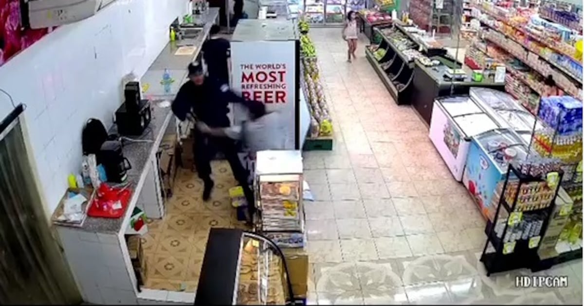 Circula video. Roban en supermercado y le disparan a un seguridad.  Se hacían pasar por clientes