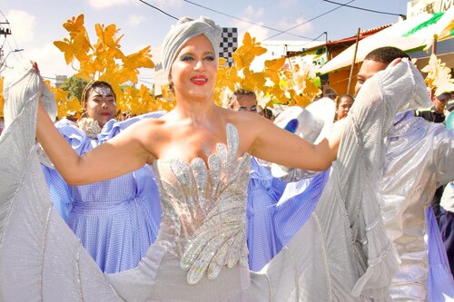 Primera dama colombiana es abucheada en pleno Carnaval. Abandona el desfile y revela el inesperado motivo