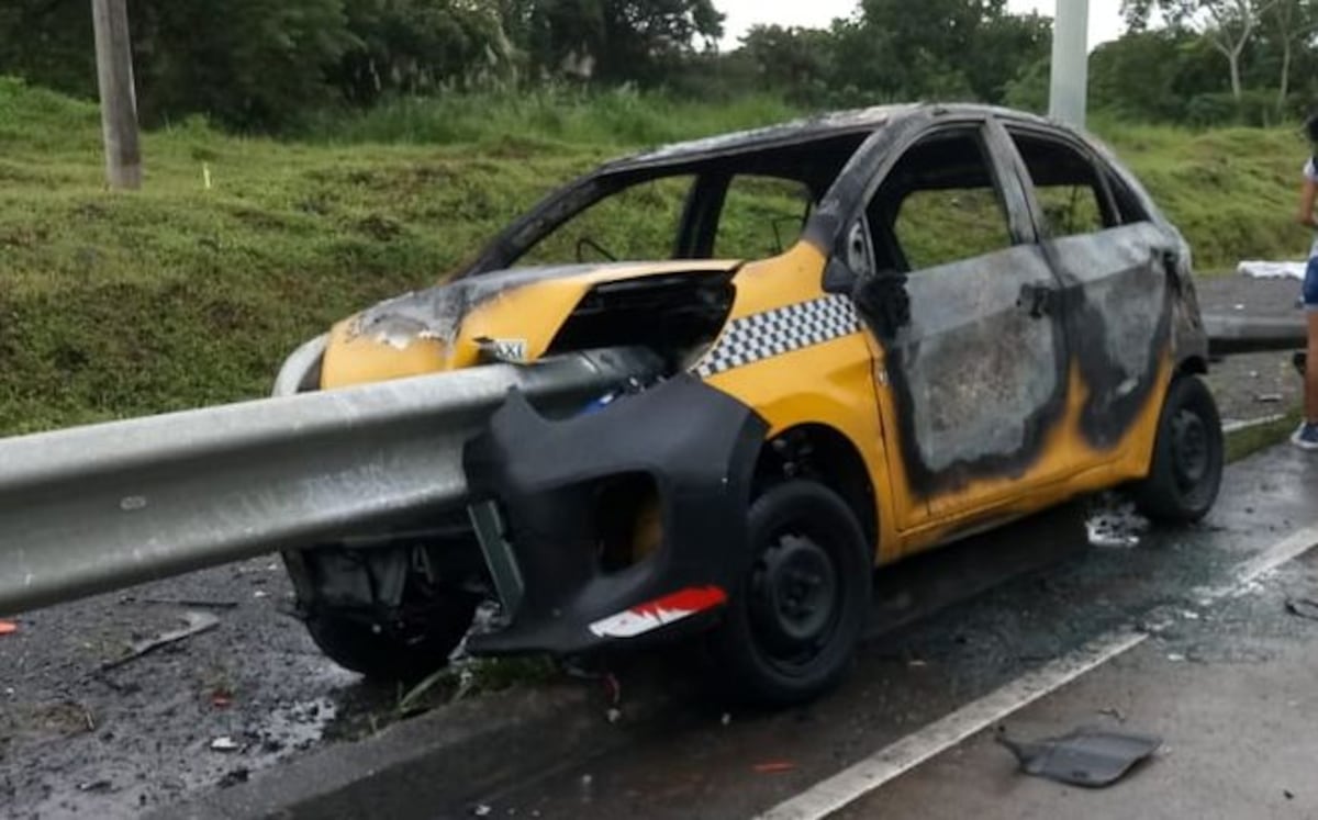 Taxi choca, queda incrustado en las vigas y se incendia en pleno corredor. Hay un muerto