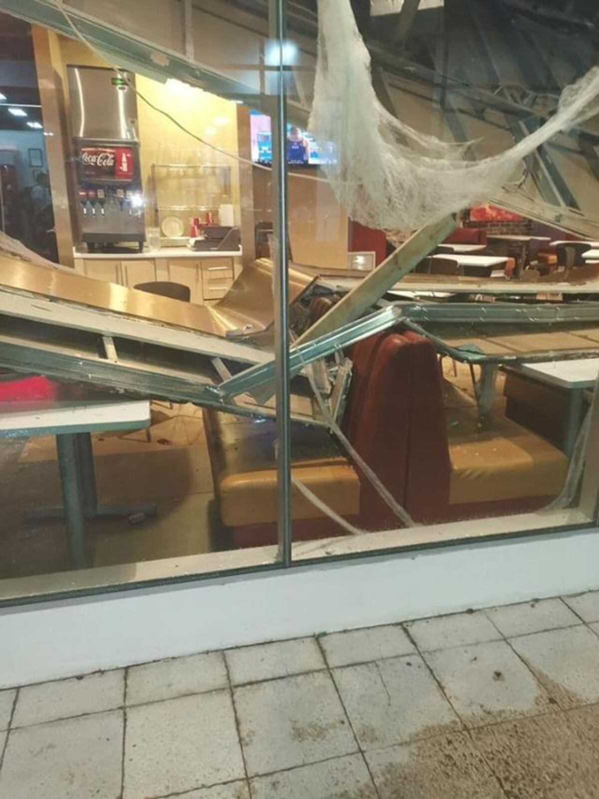 Se desploma estructura del techo de un restaurante en Albrook. Video