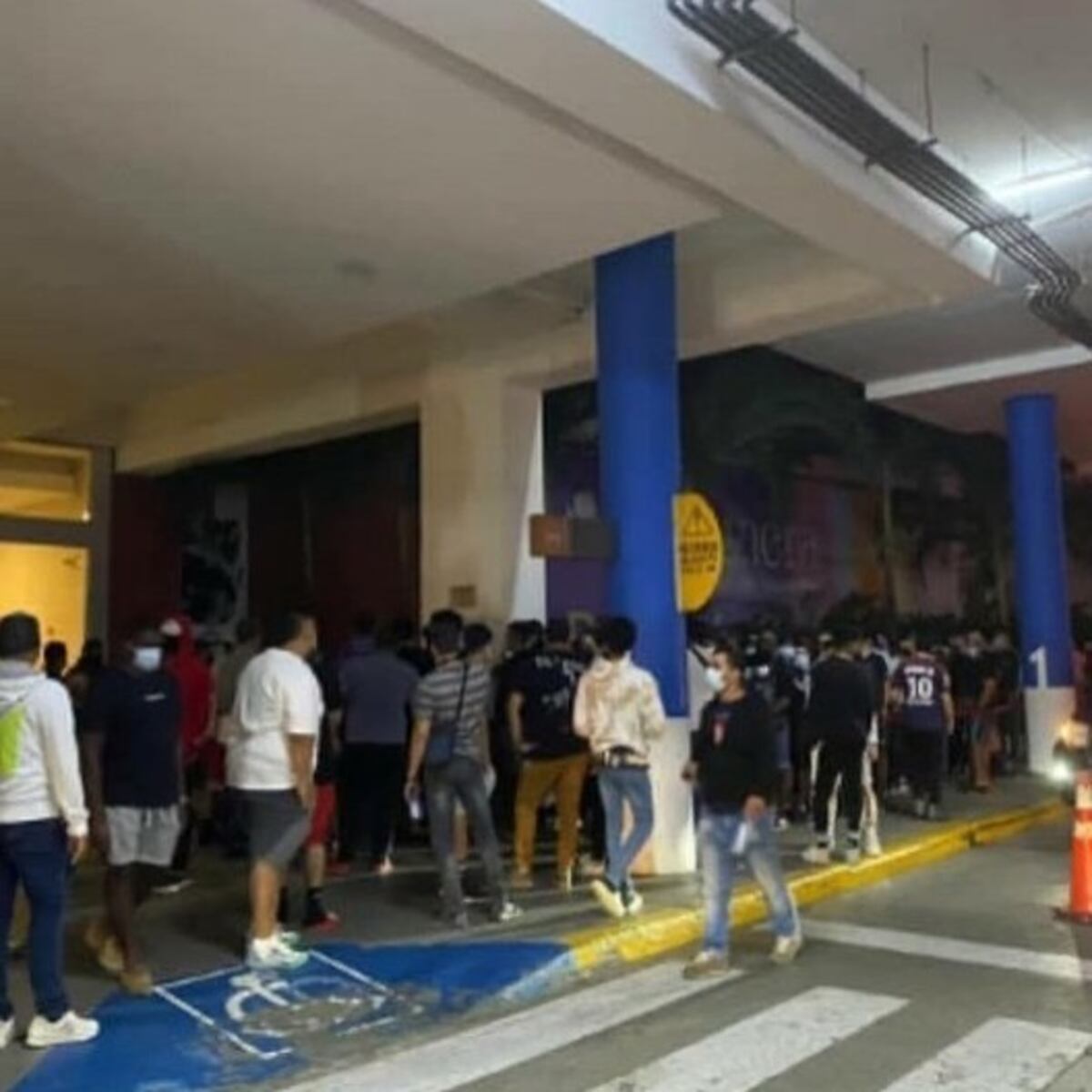 Aglomeración y largas filas desde la madrugada en Panamá para comprar zapatillas de J.Balvin a unos $200. Agotadas en tiempo récord