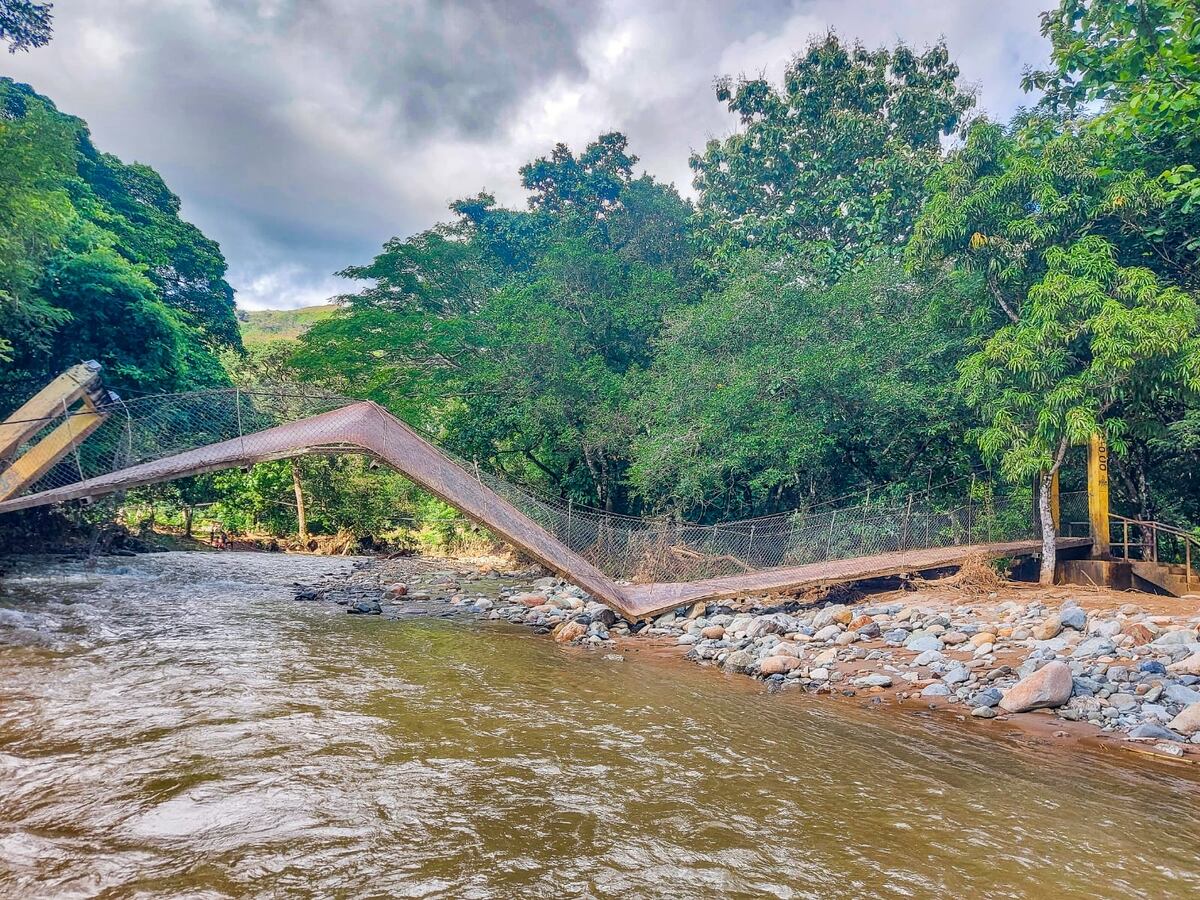 Lluvia colapsa puente sobre el río Co, en Huacas de Natá, Coclé