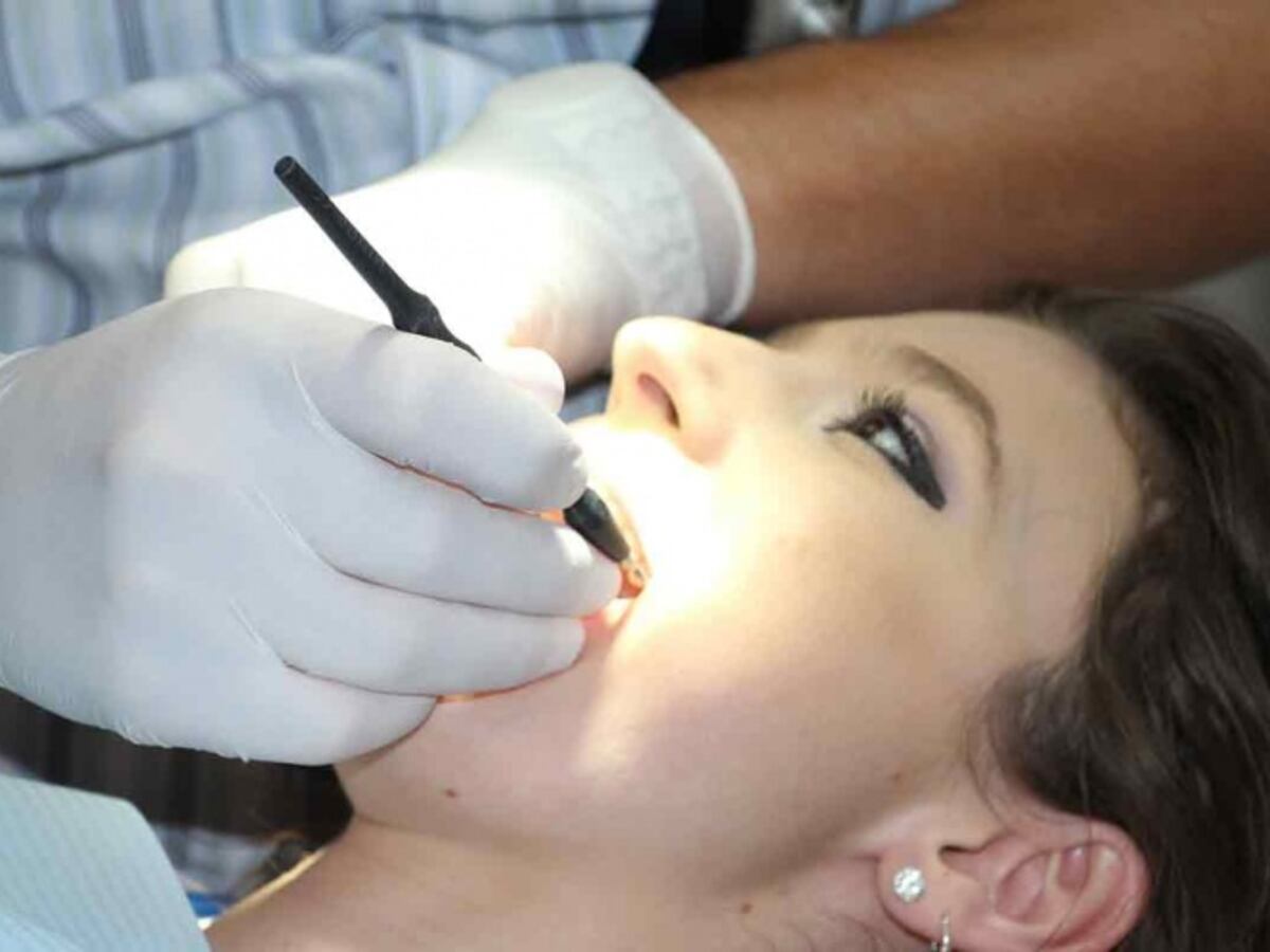 Mujer acude al dentista para tratamiento y muere desangrada