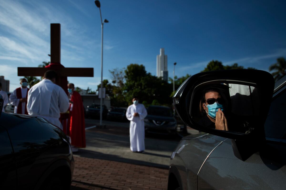 Este Viernes Santo los feligreses pudieron ver y escuchar el  Vía Crucis sin bajarse de sus vehículos