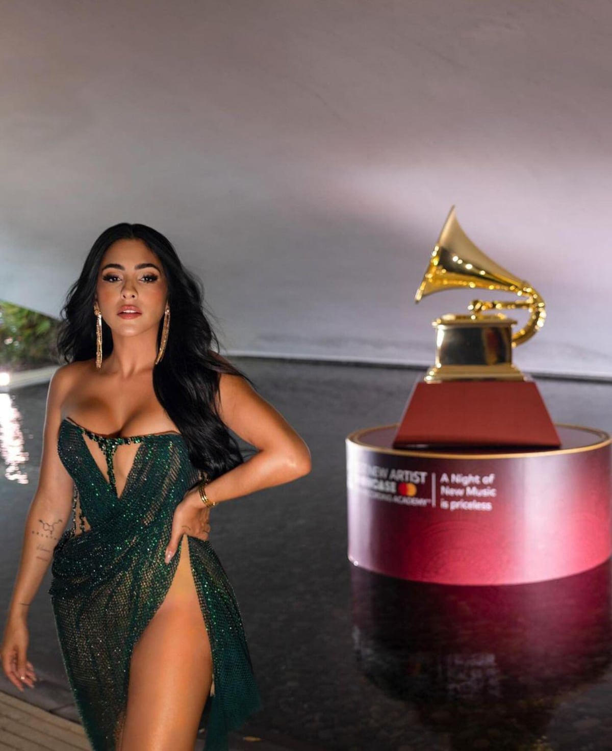 Jacky Guzmán deslumbra en los Latin Grammy con un vestido que parece que no lleva panty