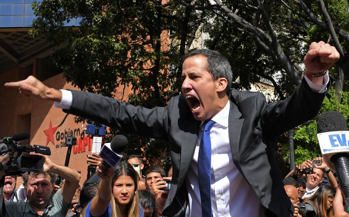 Juan Guaidó jura como presidente interino de Venezuela tras lograr entrar en la Asamblea 