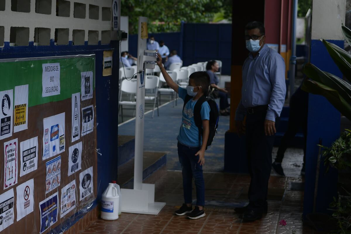 Maestros y alumnos de la escuela San Juan Pablo II en Gonzalillo, celebran el regreso a clases