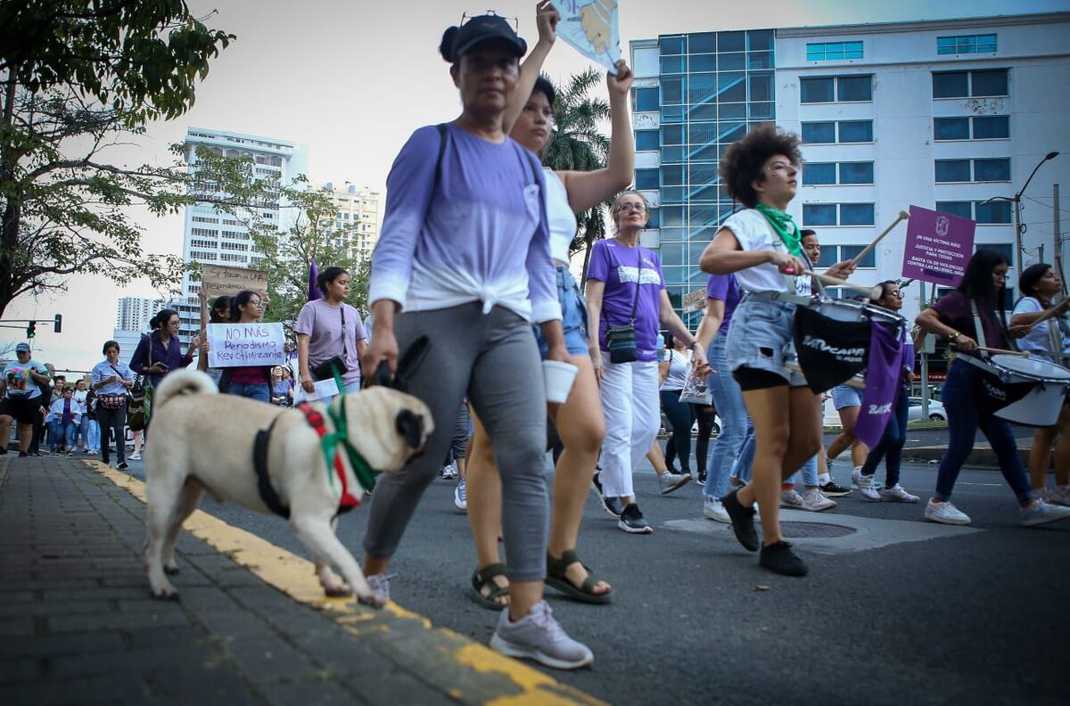 ‘Me decías te amo mientras me matabas’. Mujeres marcharon por un alto a la violencia y por las que han asesinado. Video