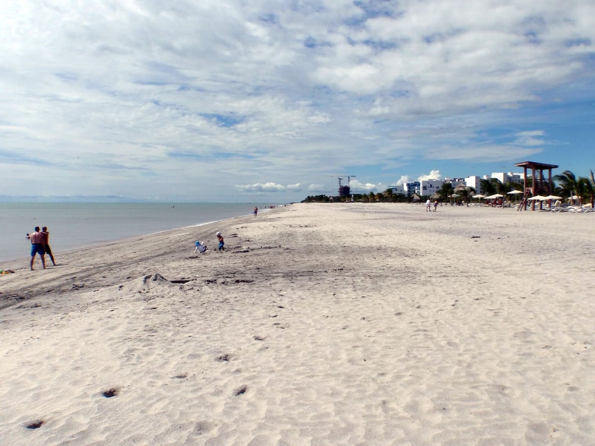 Policía se lanza de cuarto piso de un resort en Playa Blanca