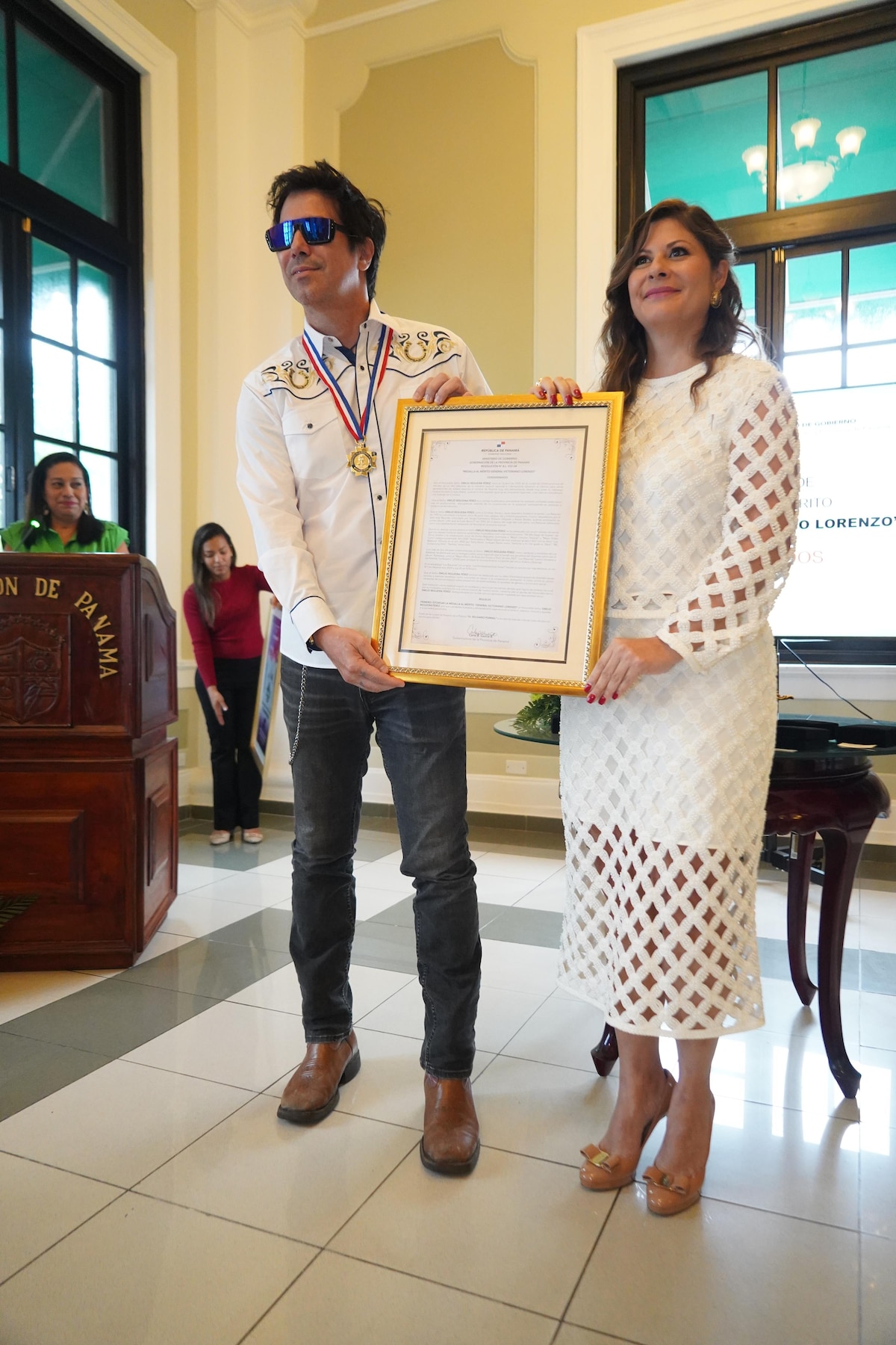 Emilio Regueira de Los Rabanes recibe la medalla al mérito Victoriano Lorenzo