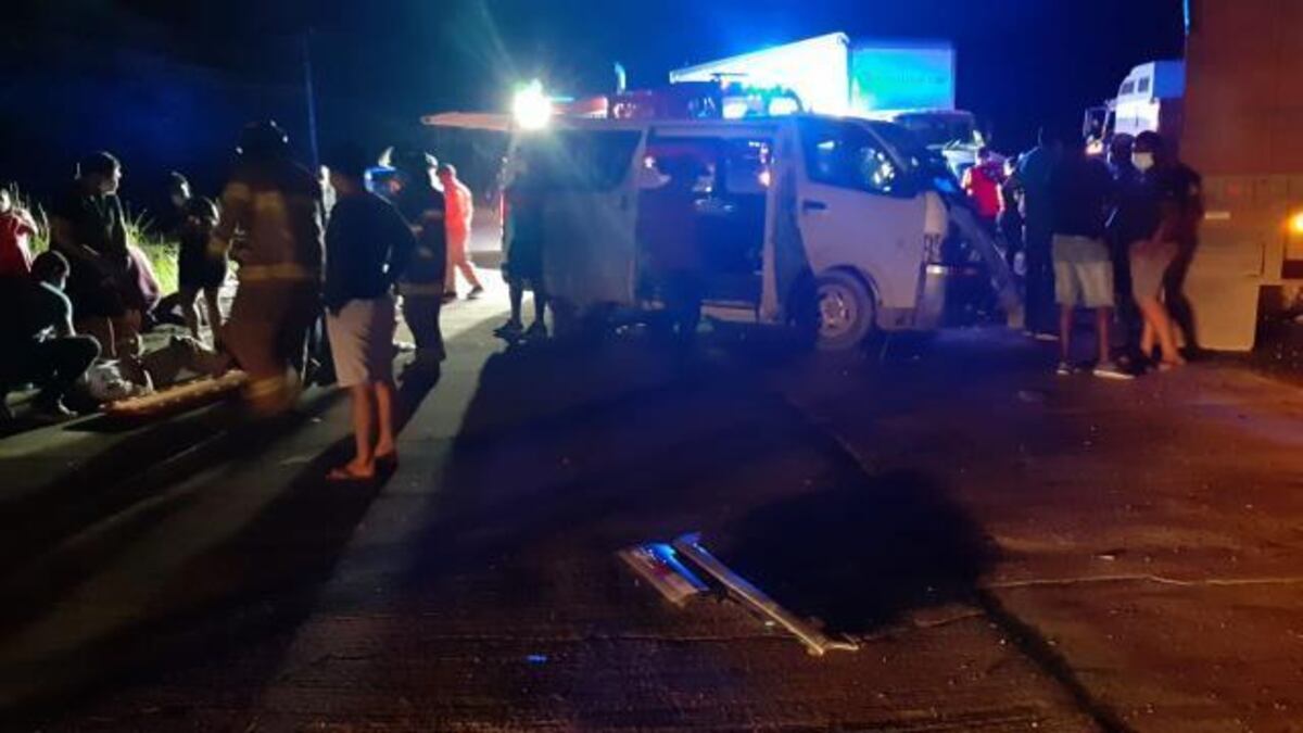 Busito de pasajeros choca con mula. Deja unos 13 heridos. Video