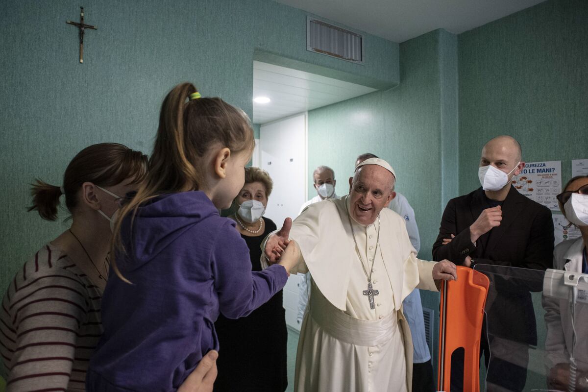 Papa Francisco visita niños ucranianos hospitalizados