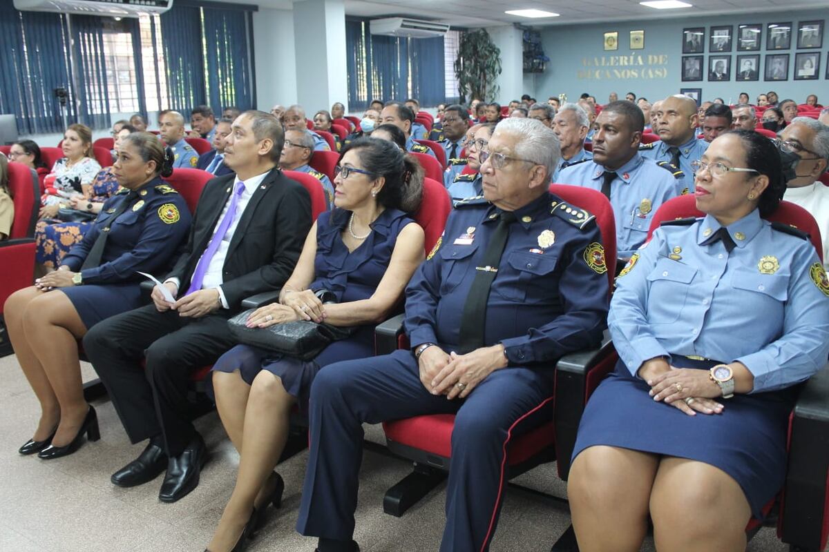 Inauguran la primera carrera universitaria para los bomberos