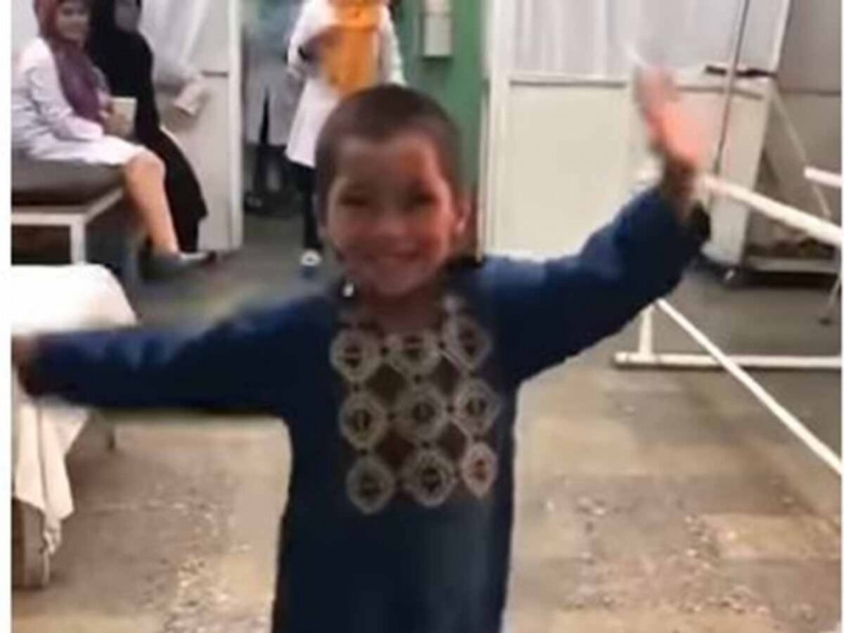 La conmovedora reacción de un niño al recibir una prótesis. Video