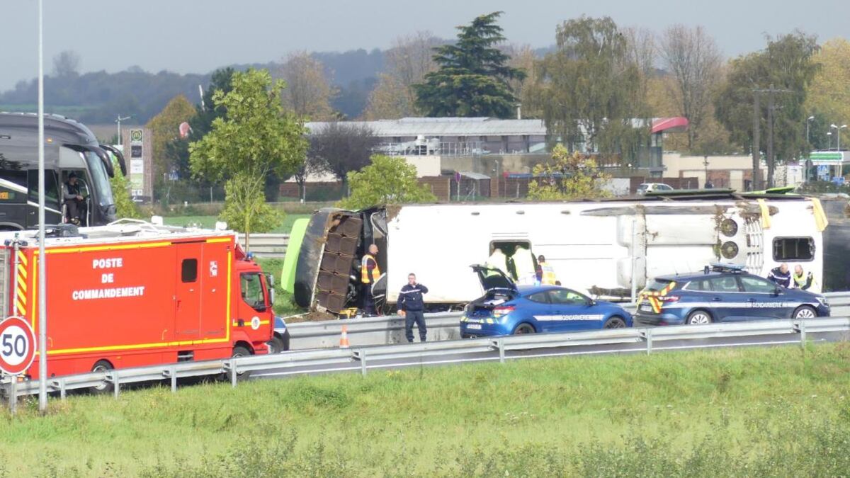 Autobús vuelca en Francia, deja 29 heridos de varios países