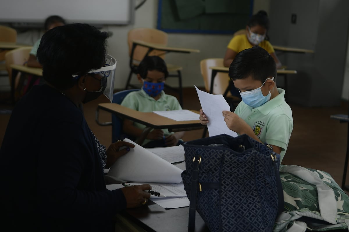 Maestros y alumnos de la escuela San Juan Pablo II en Gonzalillo, celebran el regreso a clases