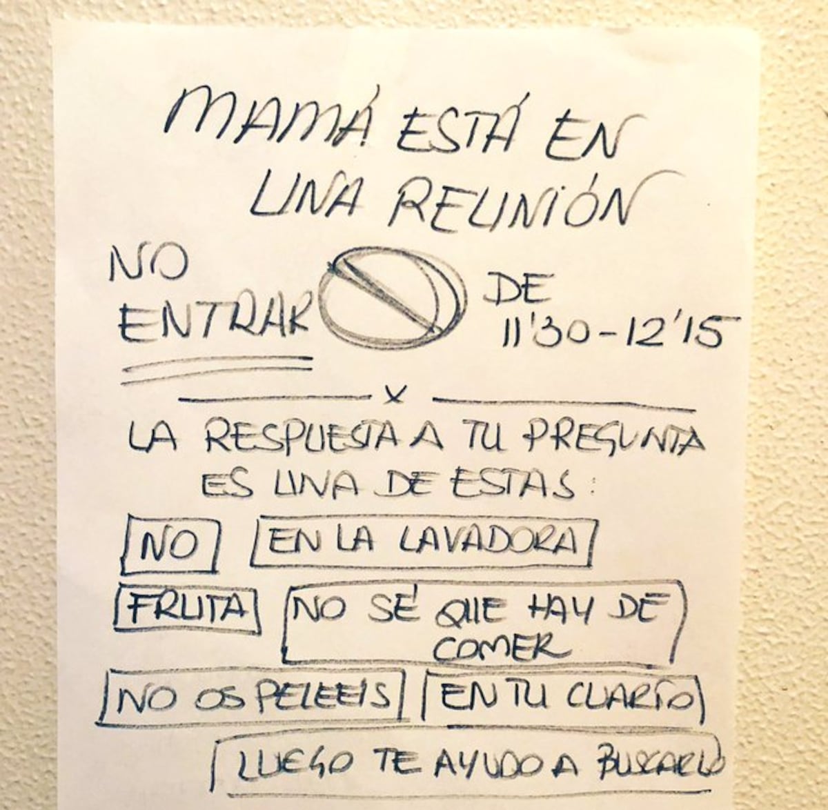 Madre pone un cartel a sus hijos para que no la interrumpan mientras teletrabaja y se hace viral