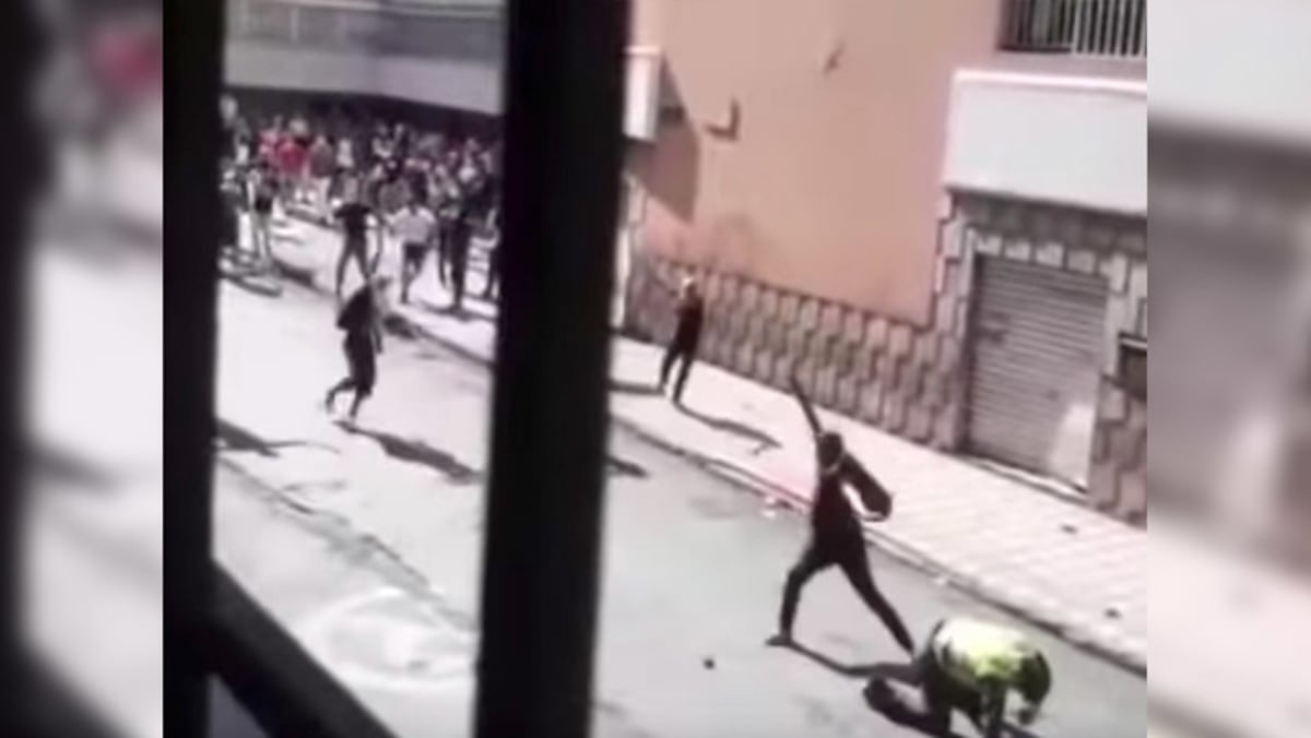 Manifestantes rescatan a un policía de ser apedreado en Colombia| Video