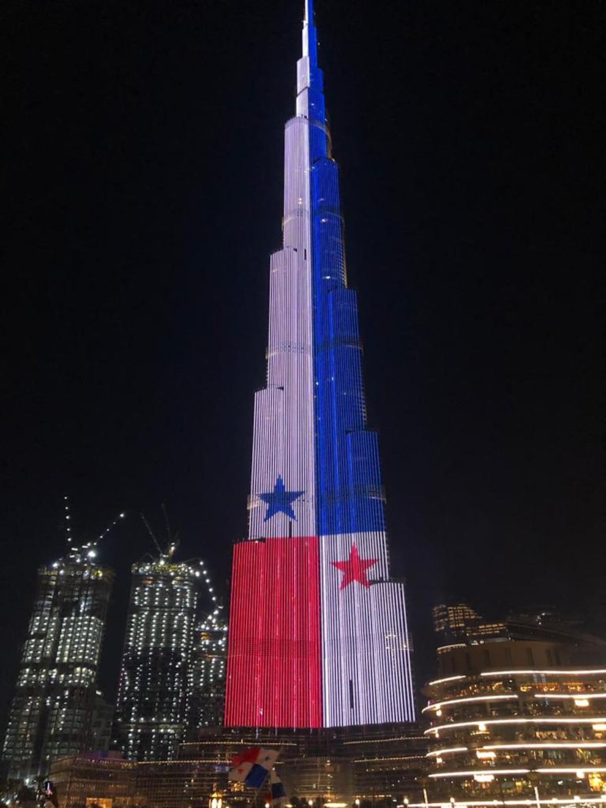 Burj Khalifa se ilumina con la bandera de Panamá +Video