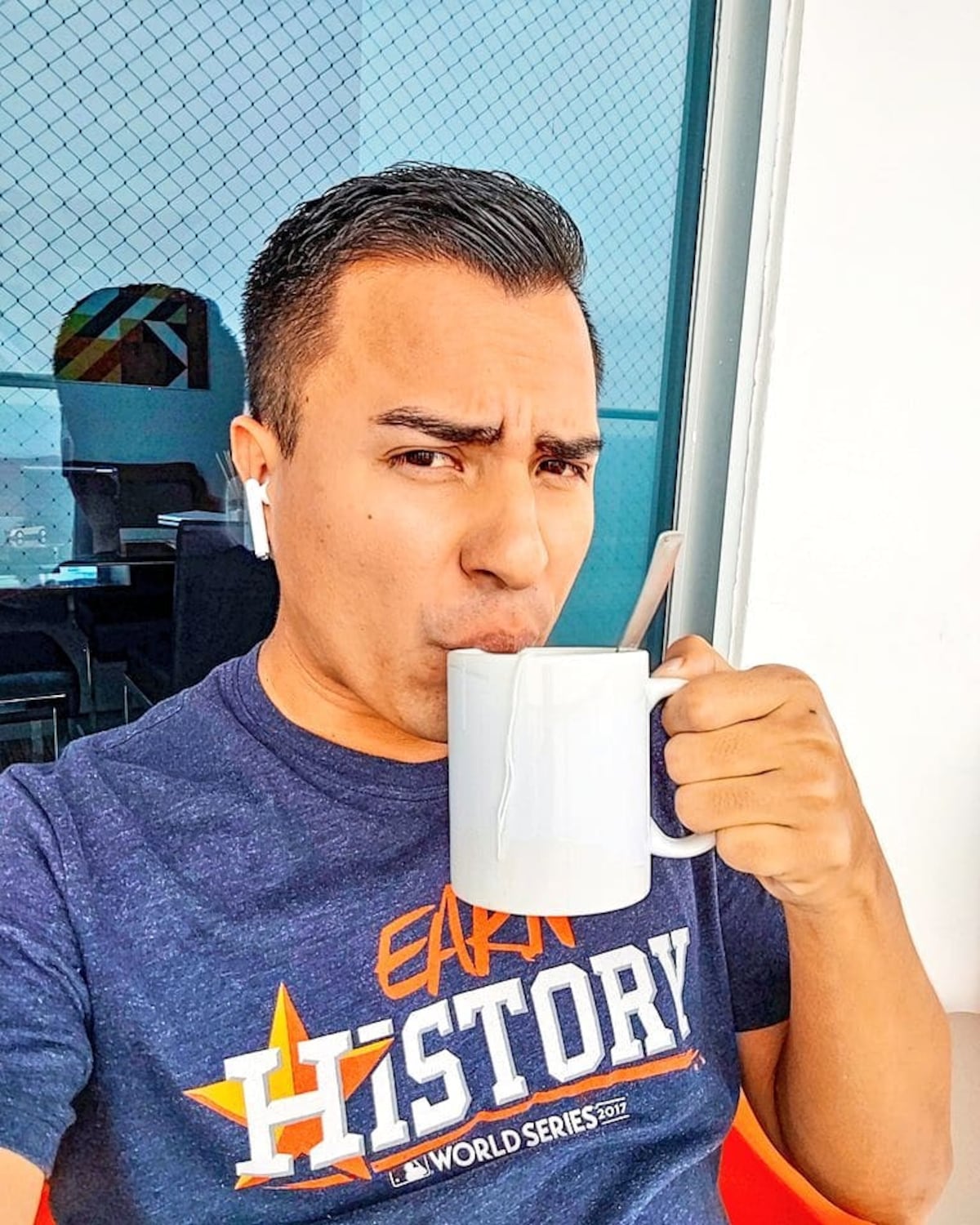 Rony Vargas felicita a las ‘botellas’ en el Día del Trabajador, pero no lo dice contra sus amigos de la Tv