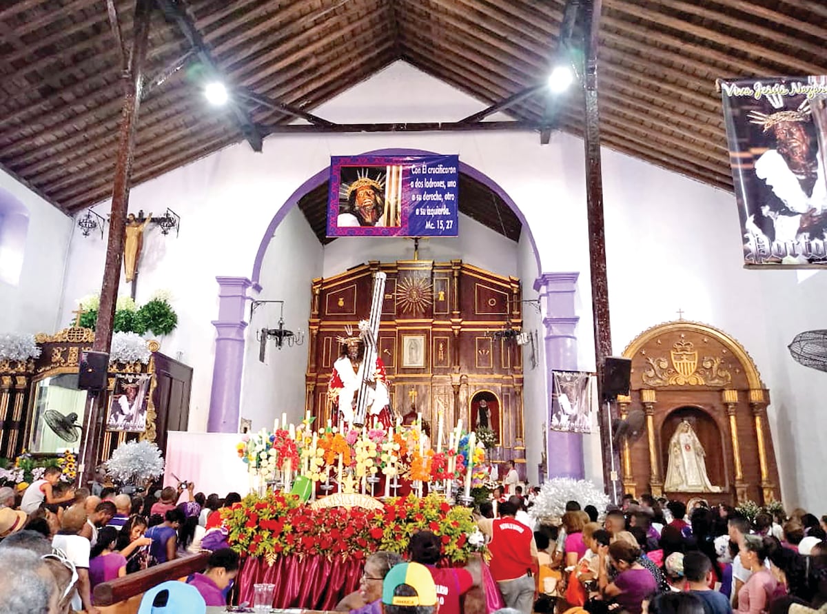 Le cambiaron el vestuario al Nazareno y como protesta amenazaron con cerrar la iglesia