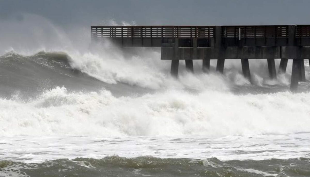 La tormenta tropical Humberto llegará a huracán, pero alejada de tierra